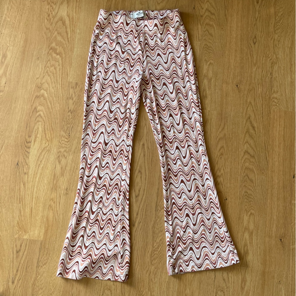 Hollister Ultra High-Rise Flare Pants Brown Wavy Psychedelic Retro Print Medium